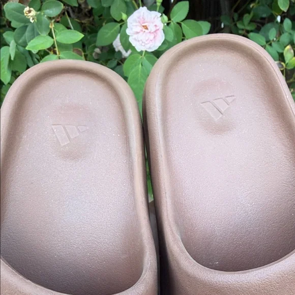 Adidas Yeezy Slide. Women Size 7 . - Picture 3 of 16